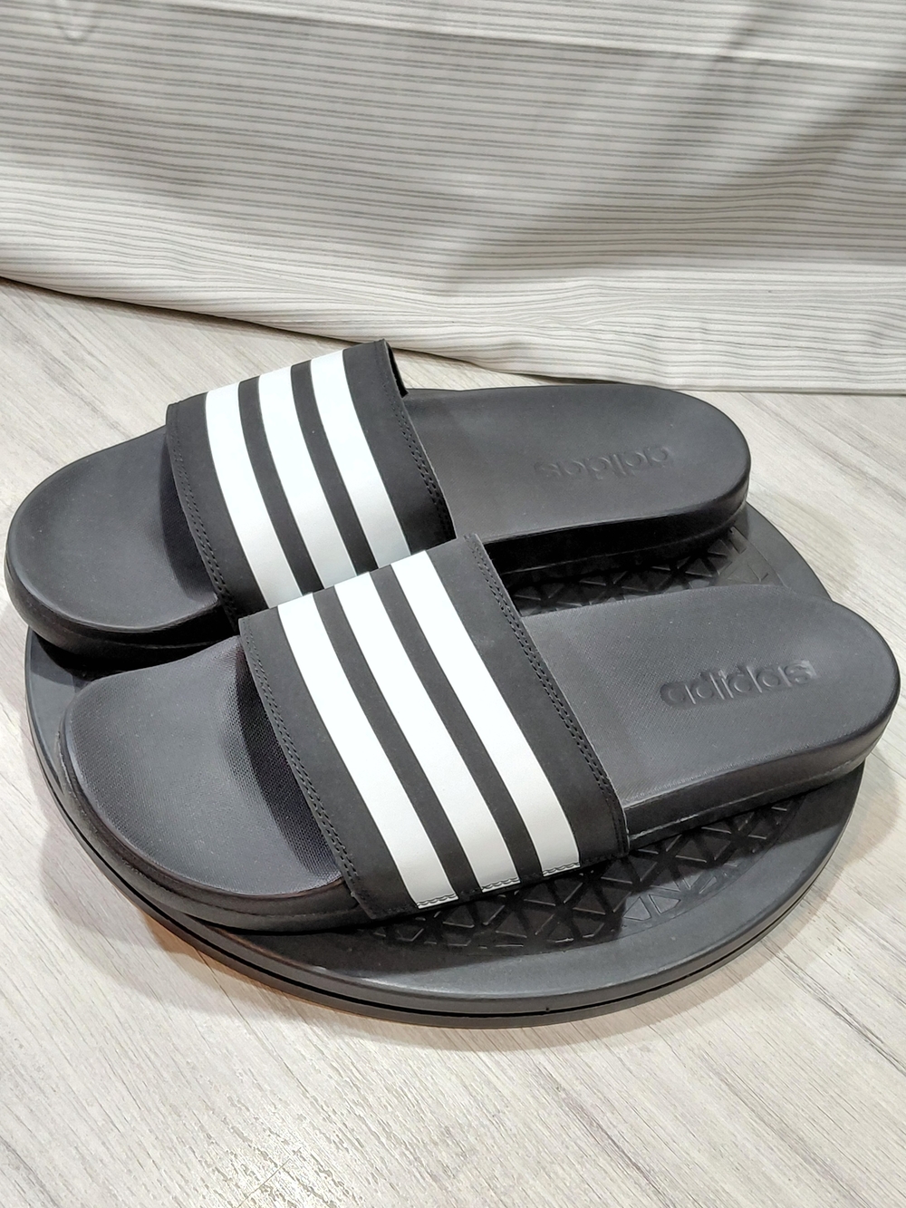NEW Adidas Men’s/Womens Adilette Comfort Slide Sandal Black White SIZE M9 W10